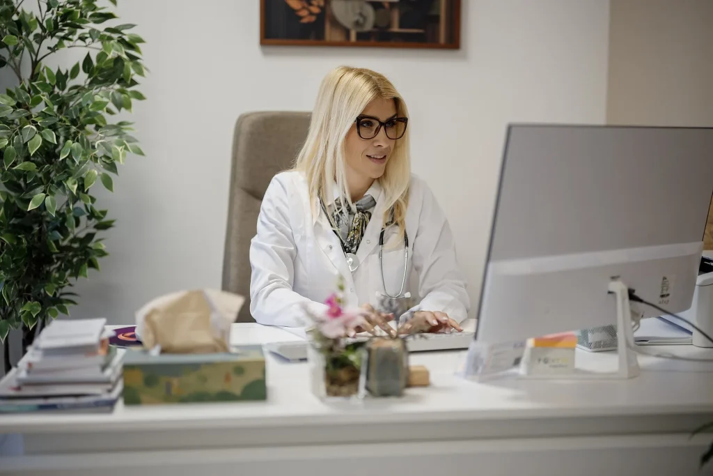 Doctora revisando expedientes en su escritorio