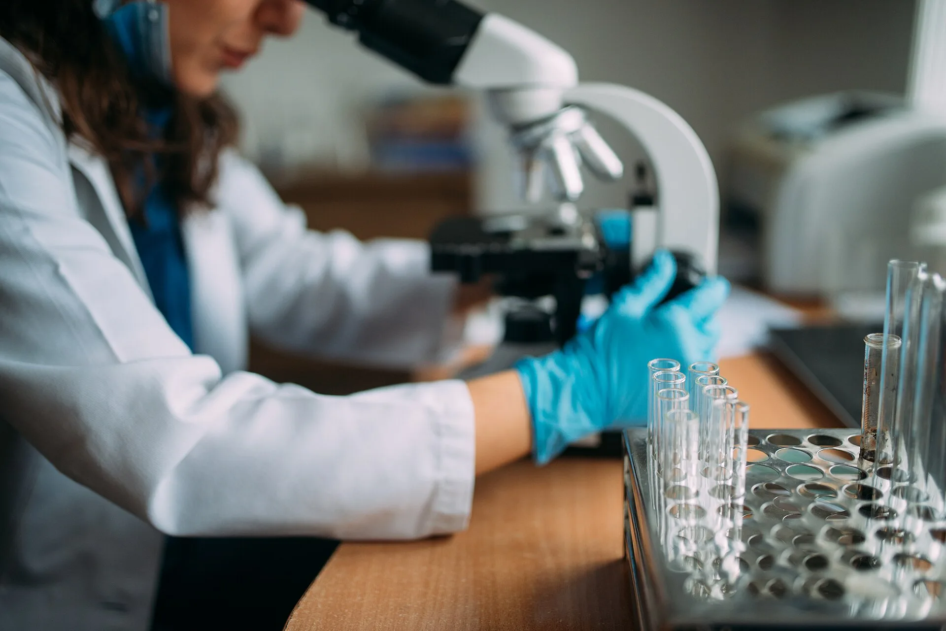 Especialista observando una muestra en el microscopio